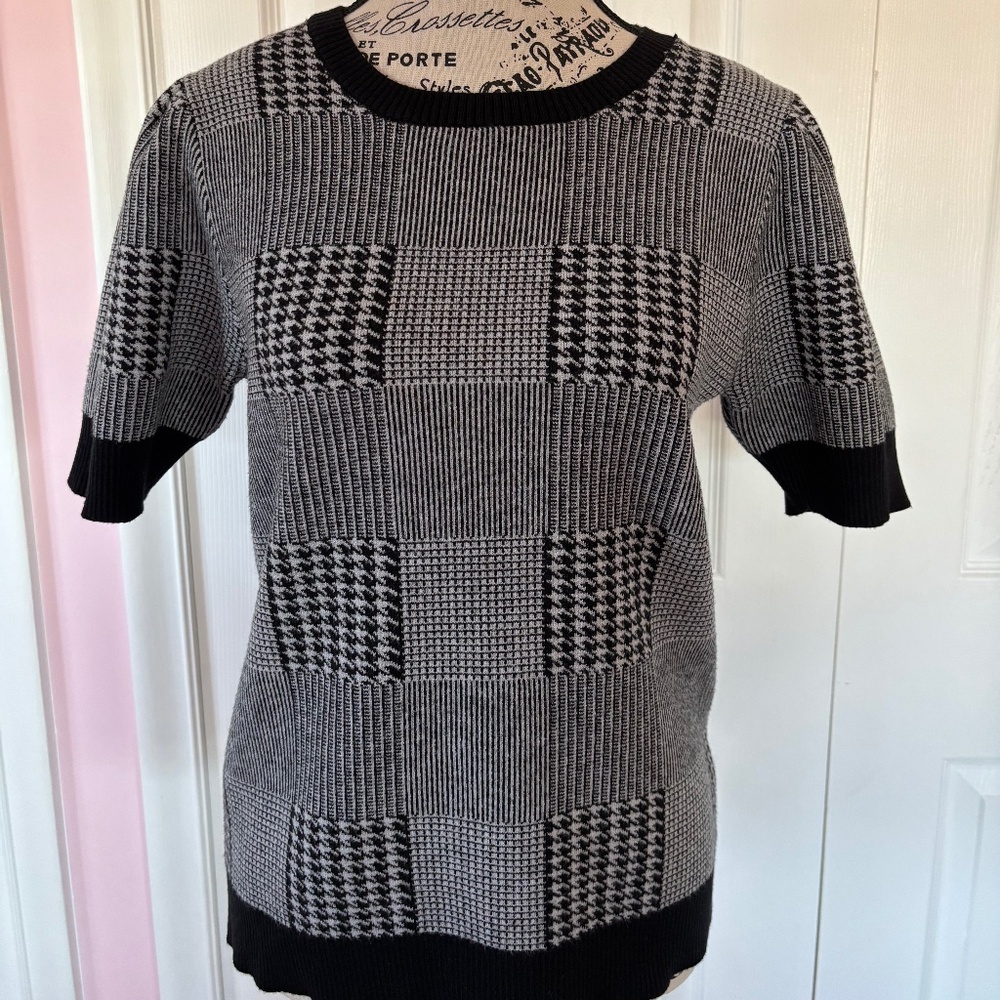 Short sleeve houndstooth sweater size M
